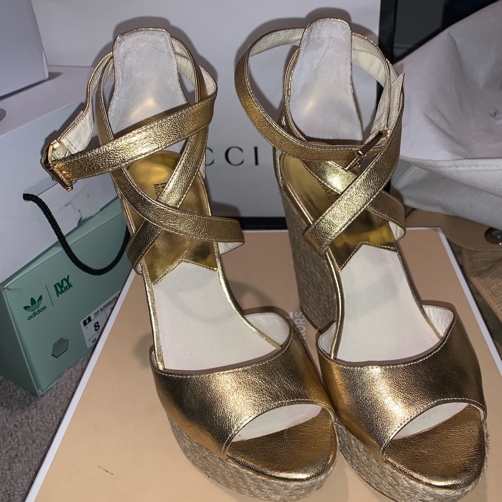 Michael Kors women gold platform sandals - Picture 4 of 5